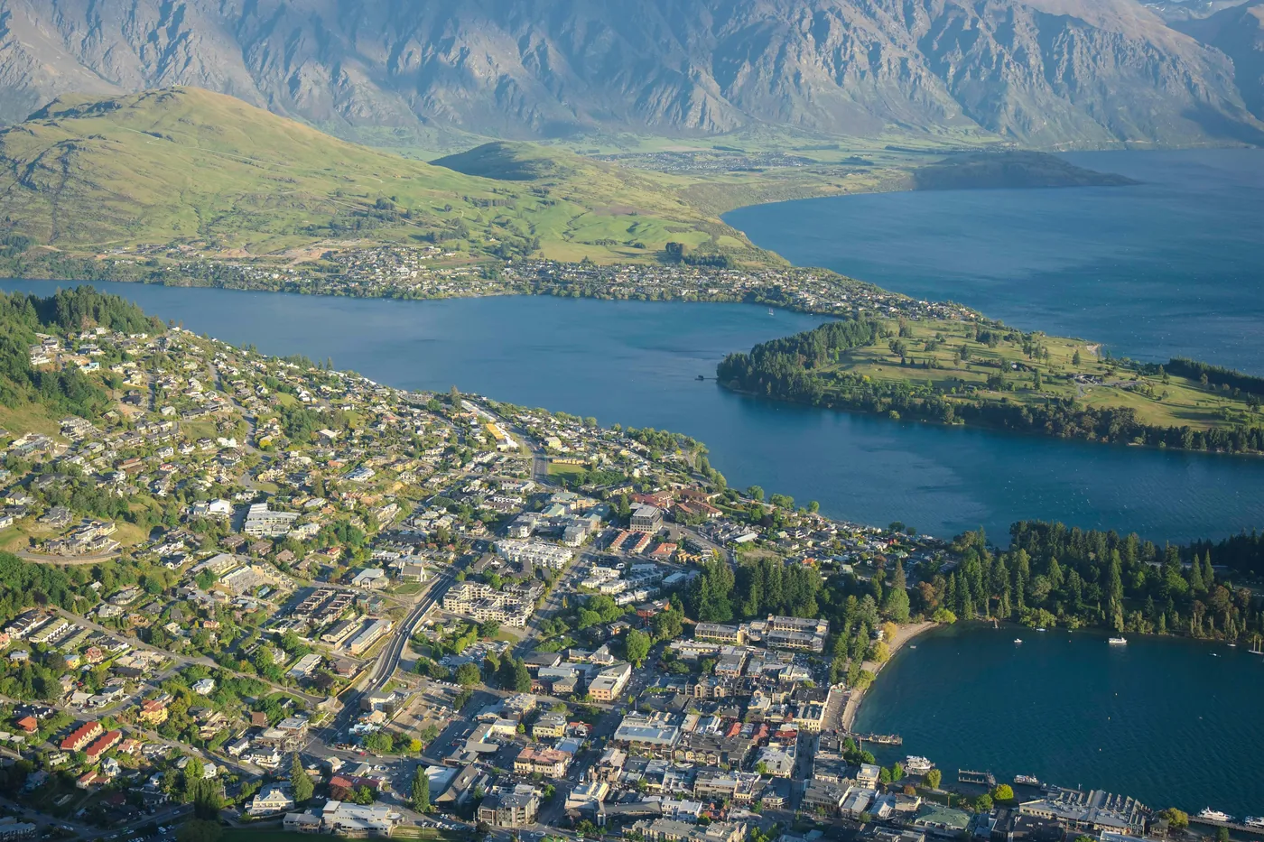 Vue aérienne de Queenstown et du lac Whakatipu