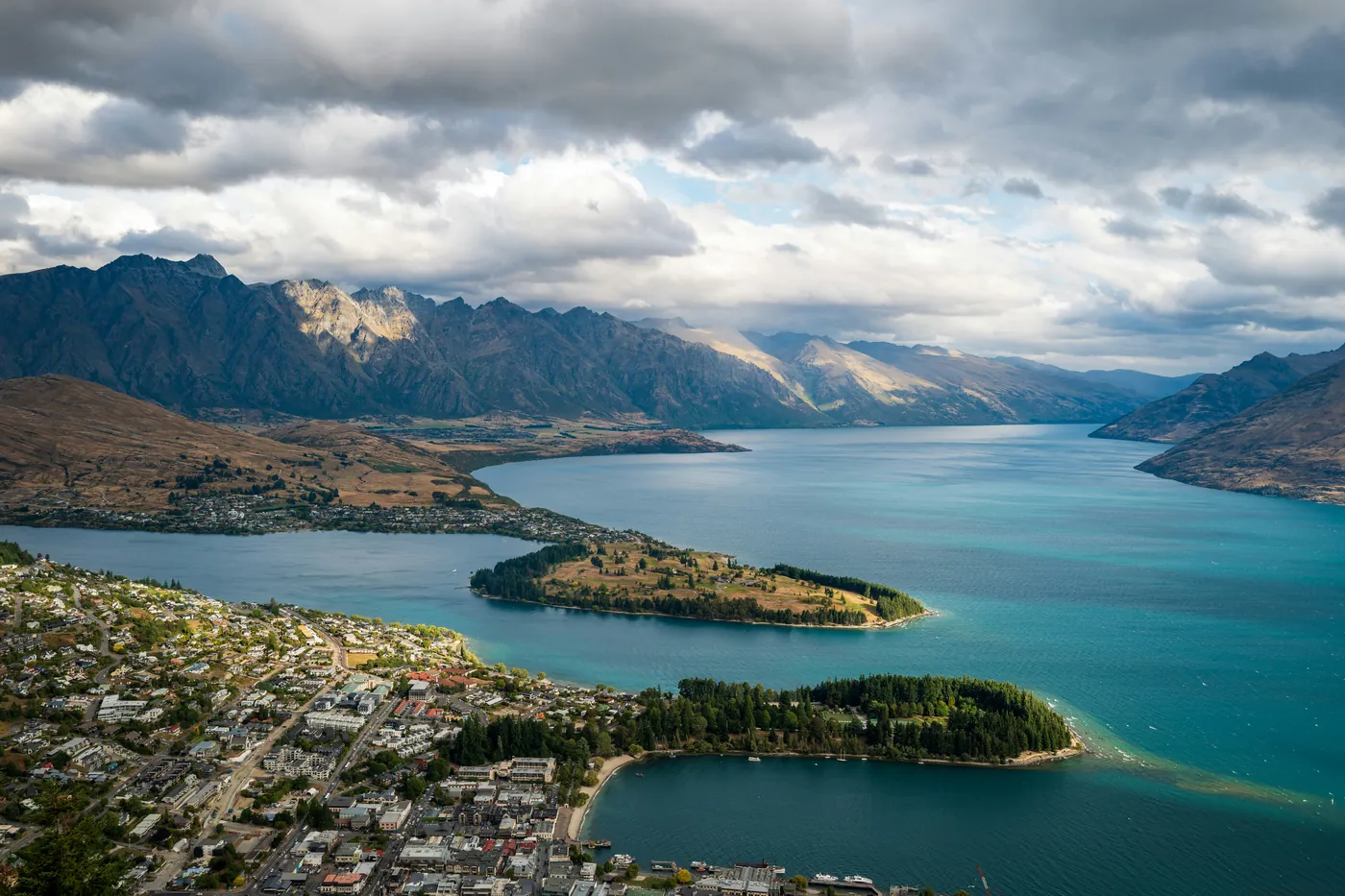 Lac et montagnes des hautes terres près de Queenstown, vus d’en haut